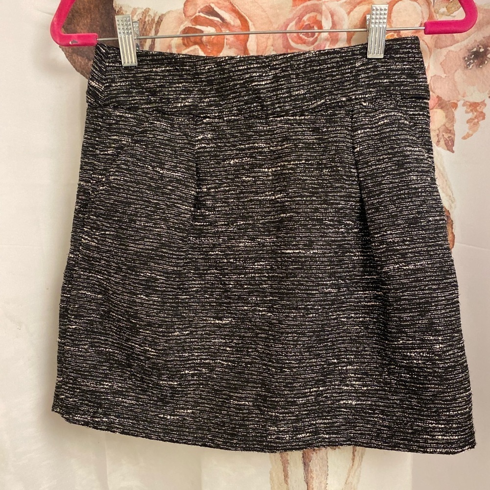 Size 0 petite Loft skirt with sparkle!